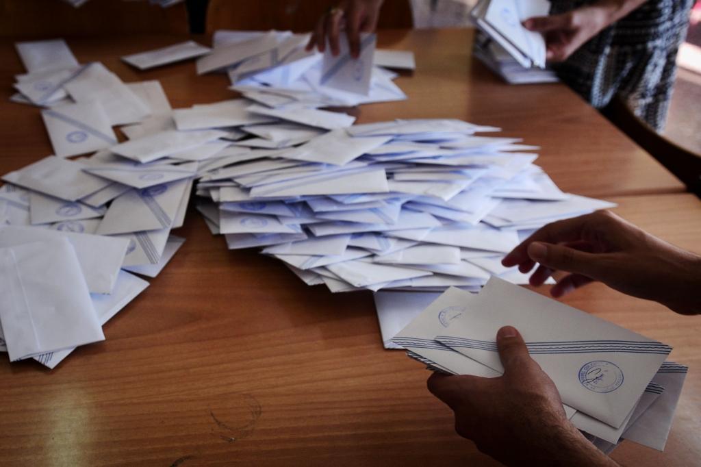Papildināta - Referendumā lielākā daļa grieķu nobalsojuši pret vienošanos ar aizdevējiem