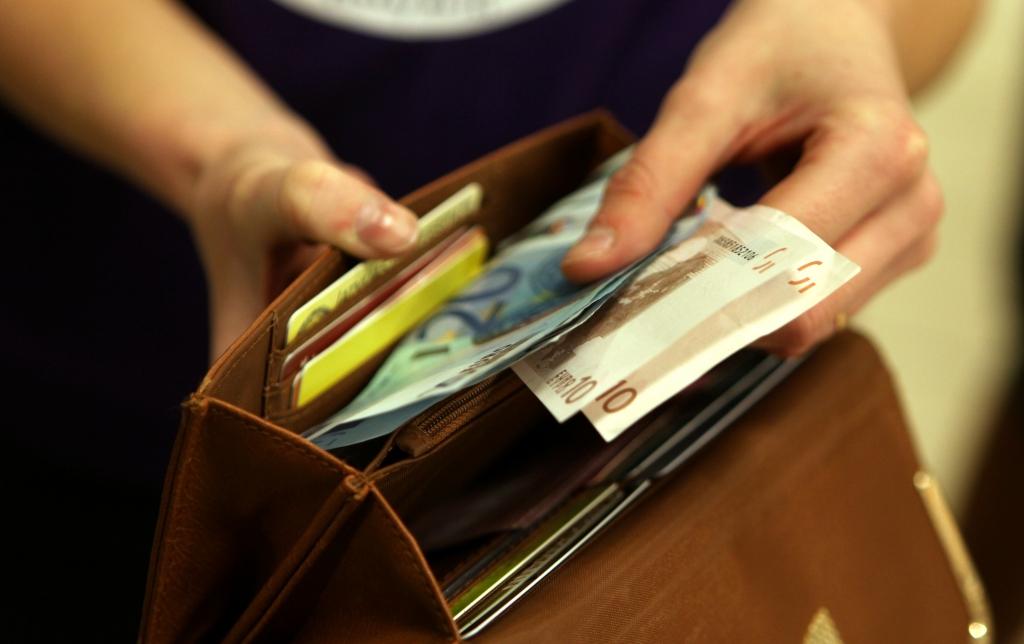 Pusi no ienākumiem kredītam maksāt ilgtermiņā var būt sāpīgi