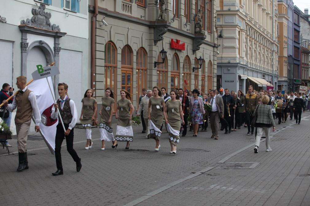 Gulbenes novads piedalās dziesmu un deju svētku gājienā.