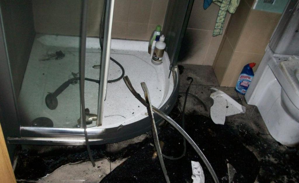 Papildināts ar foto - Kosmētiskie līdzekļi aizdedzina māju Pierīgā