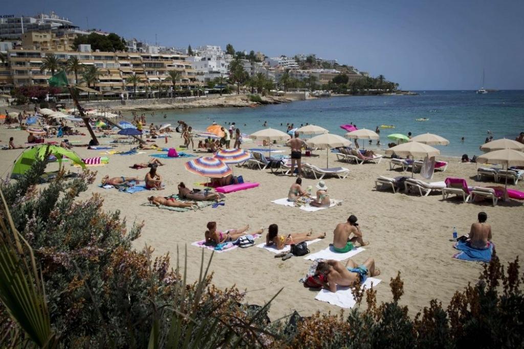 Ryanair lidojumos no Lielbritānijas uz Ibizu aizliedz alkoholu