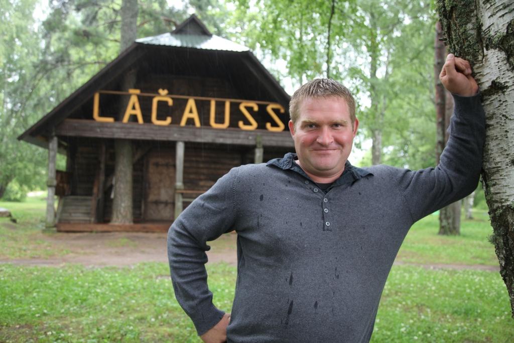 Puisis ar zelta rokām