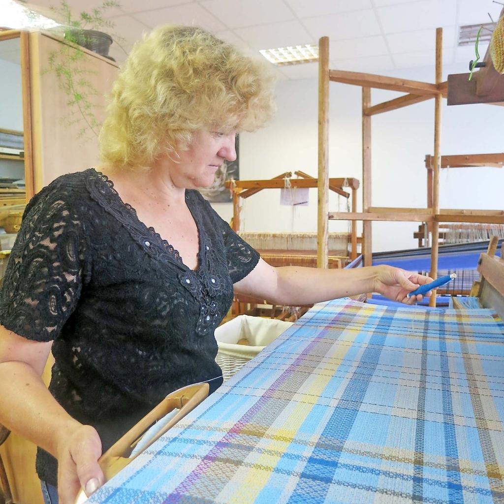 Izvēlas zilo lakatiņu