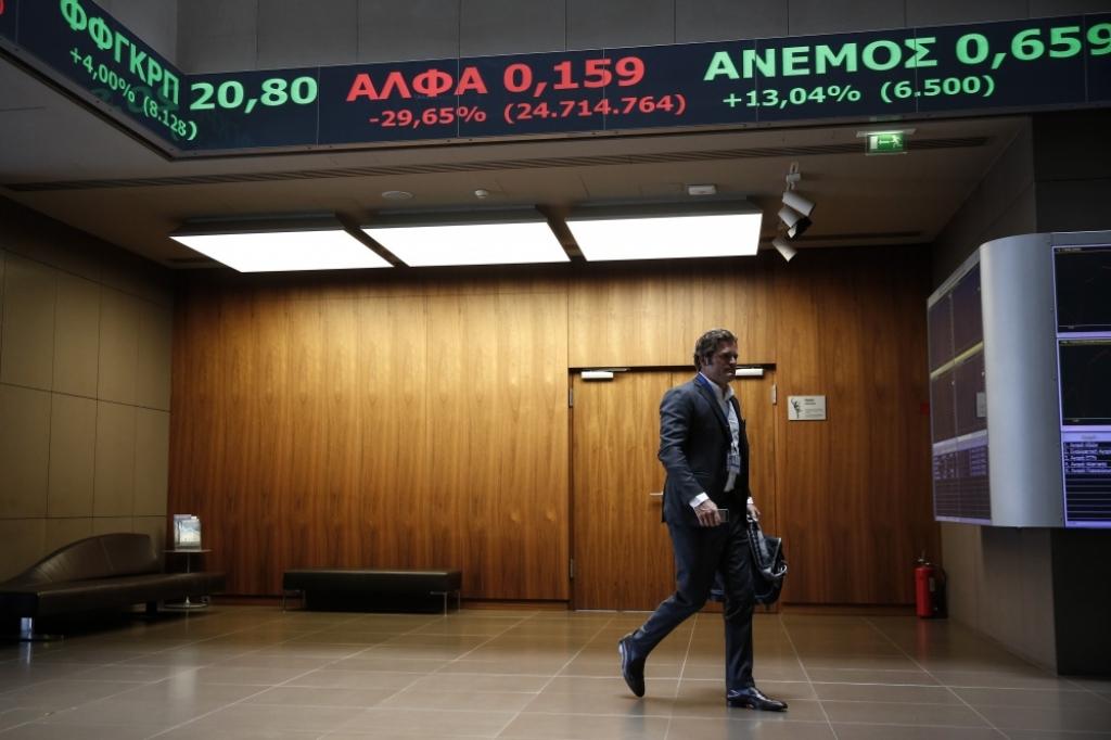 Grieķijas bankas šonedēļ zaudējušas pusi no savas vērtības