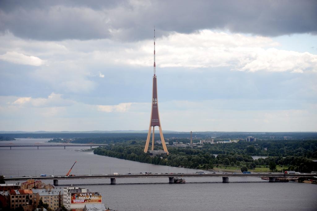 Aiz Salu tilta rindā gaida Gaisa un Vanšu tilts