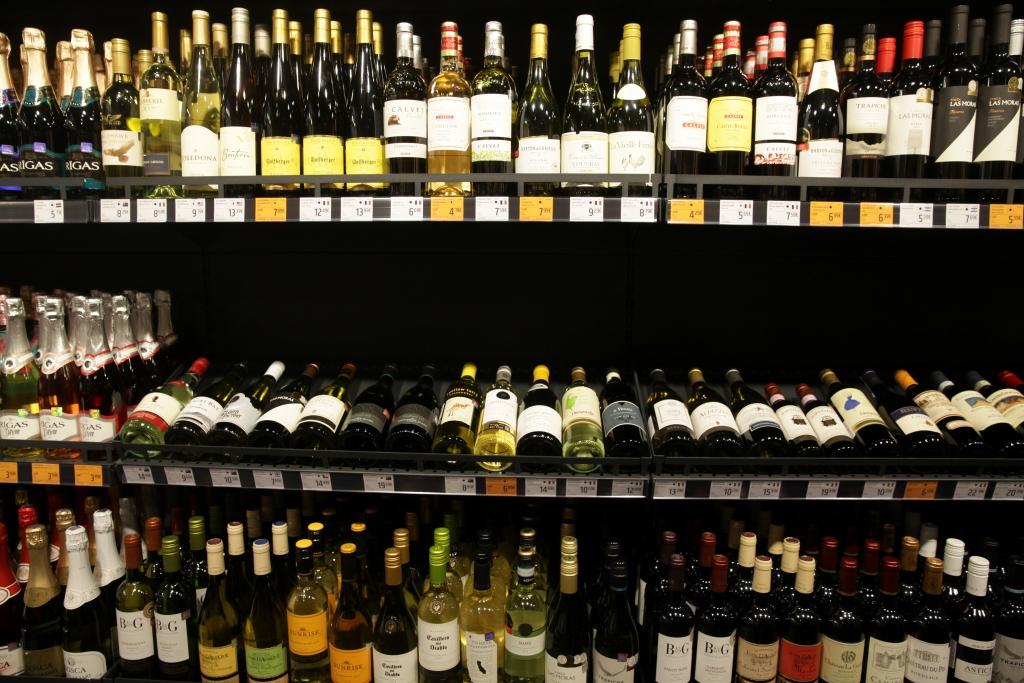 Papildināta - Apsver iespēju samērīgi celt akcīzi alkoholam, degvielai, kā arī ieviest sociālo iemaksu griestu nodokli