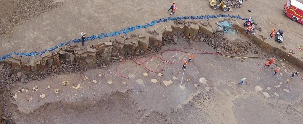 FOTO: Pie Hannoveres atrasti gigantiski dinozaura pēdu nospiedumi