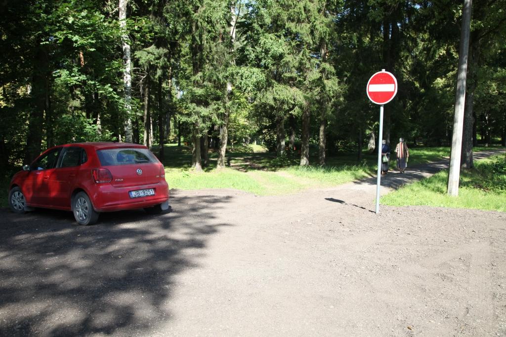 Iekārto autostāvvietu