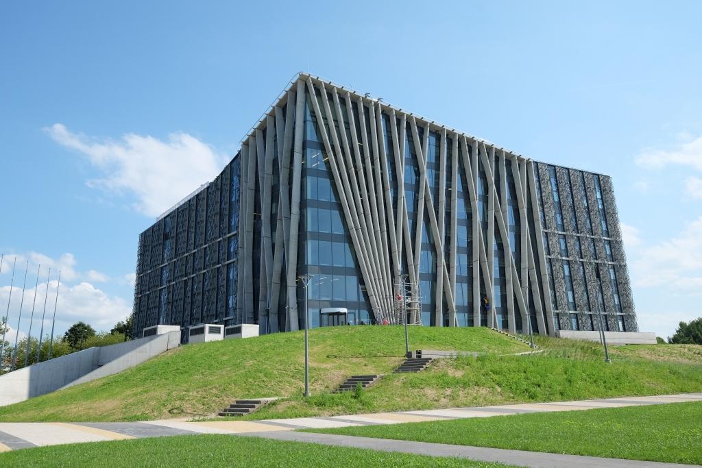 Modernas laboratorijas, siltumnīca un Luīzes Avotiņas gleznojumi  