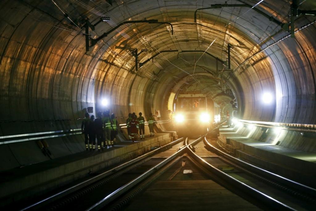 FOTO: Ieskats pasaulē garākajā tunelī Šveices Alpos