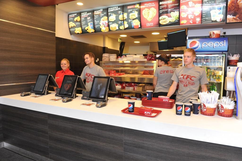 Papildināta ar foto: Ieguldot 500 tūkstošus eiro, atvērts pirmais KFC Rīgā