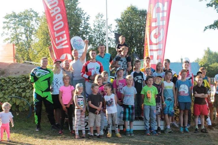 Apes BMX trasē tiekas spēcīgi sportisti
