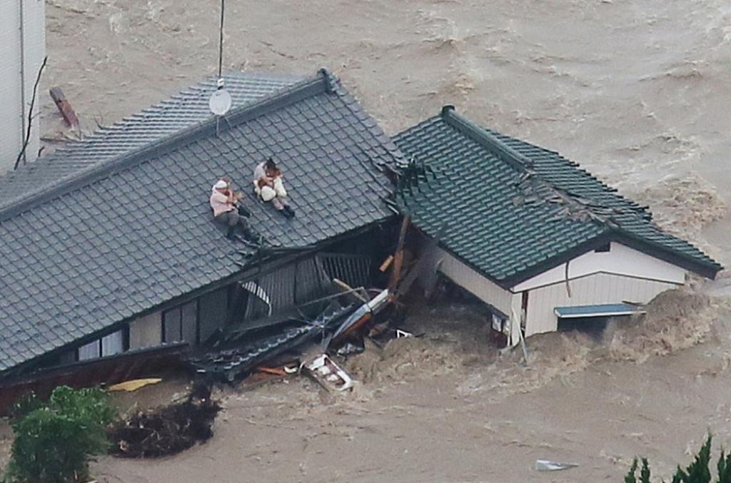 FOTO: Japānas ziemeļaustrumus plosa spēcīgi plūdi