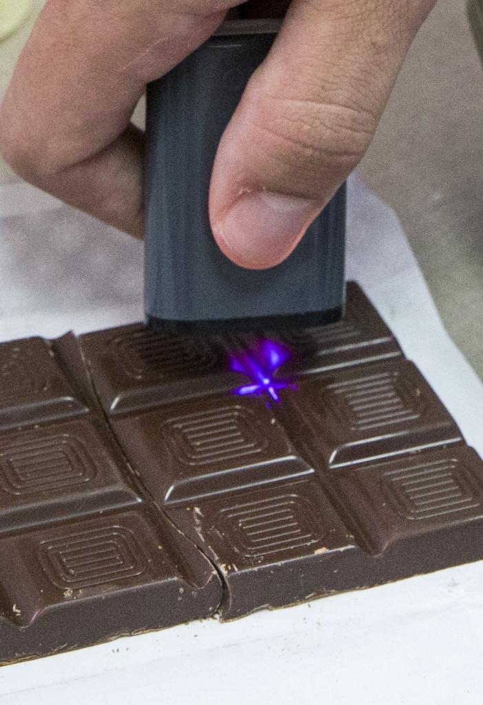 FOTO: Izgudrota ierīce, kas ļauj noteikt jebkura produkta patieso sastāvu