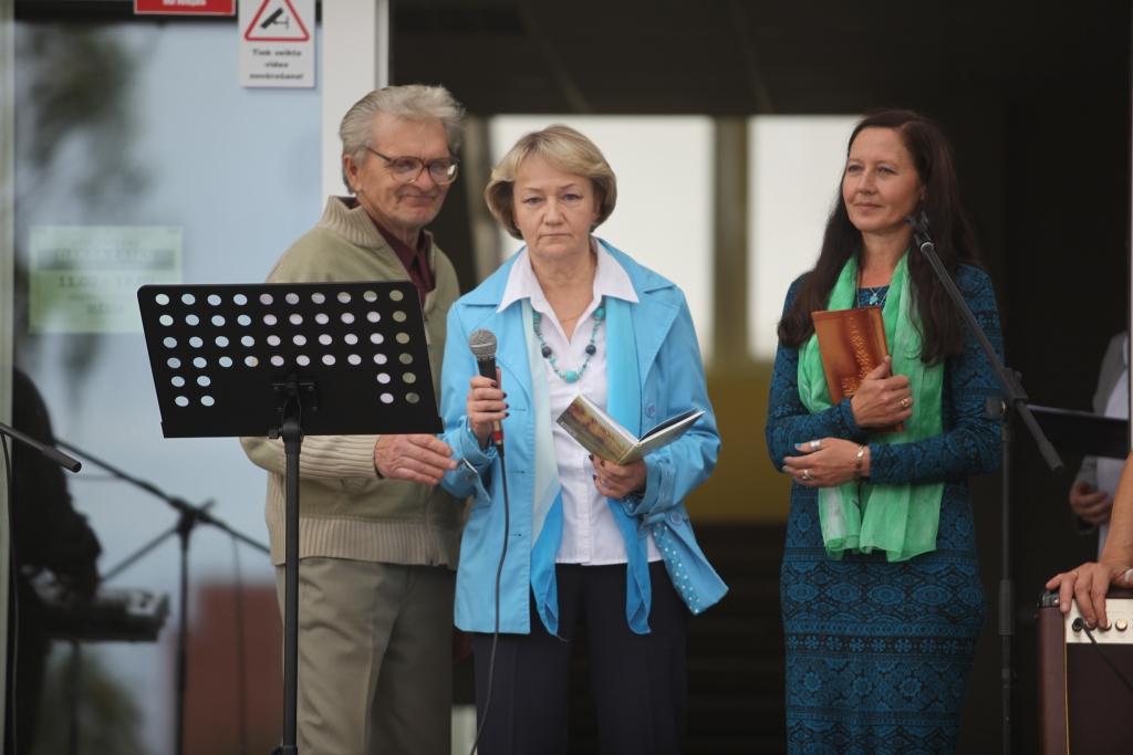 Sēžu uz sliekšņa un gaidu rudeni