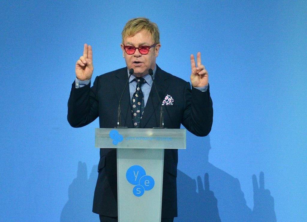 Krievu komiķi atzīstas Eltona Džona izjokošanā