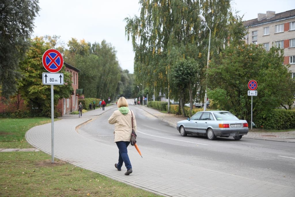 Skolas ielā izvieto ceļa zīmes “Apstāties aizliegts”