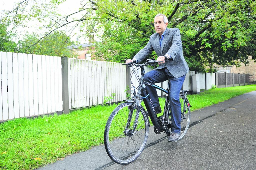 Elektromobilis piespiež braukt ekonomiskāk