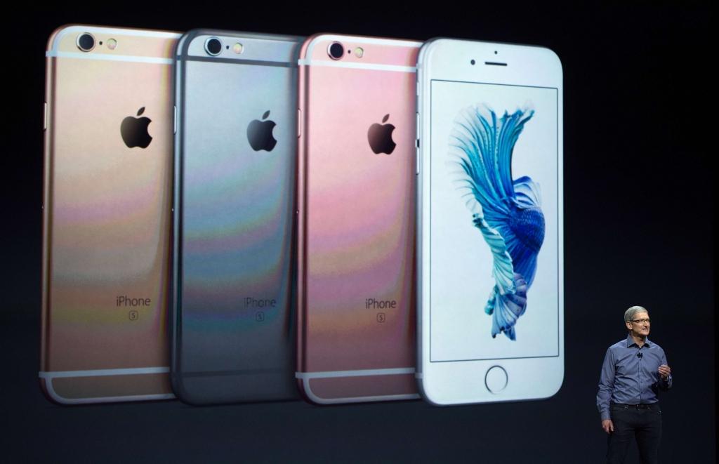 Apple pirmajā nedēļas nogalē pārdevis rekordlielu iPhone  jauno modeļu skaitu