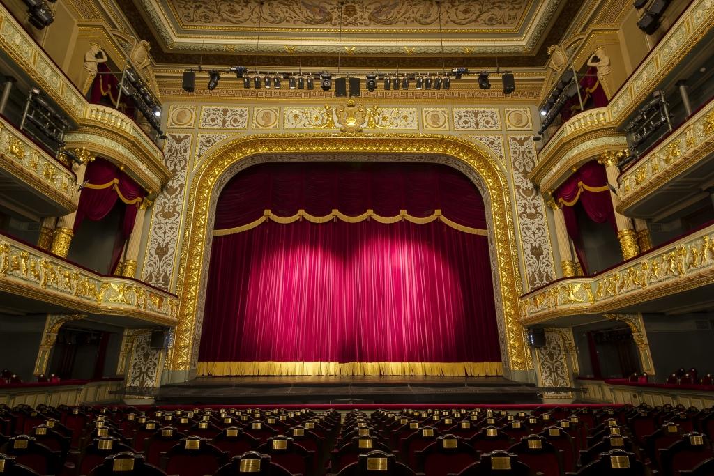 FOTO: Aprit 20 gadi kopš atjaunots Operas nams
