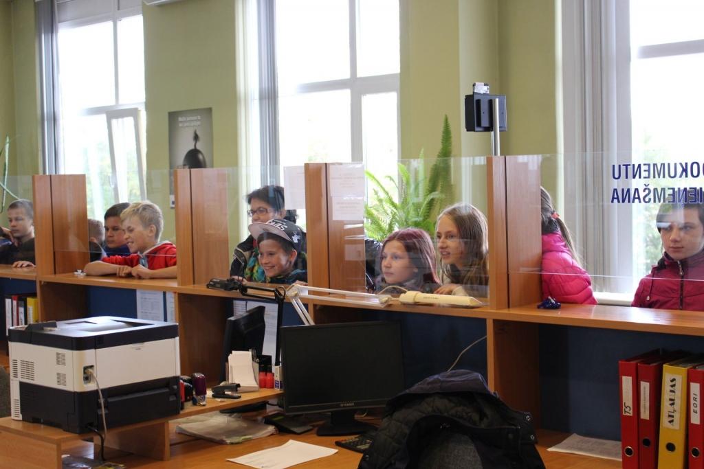 Skolēniem demonstrē darbu Valsts ieņēmumu dienestā