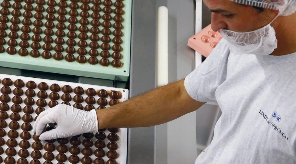 FOTO: Šveices šokolādes zīmola Lindt ražotnē