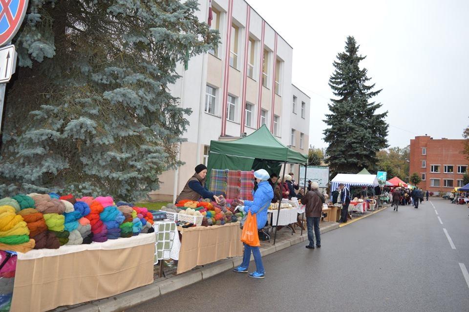 Foto: Zaļais tirdziņš Gulbenes centrālajā skvērā. 17.10.15