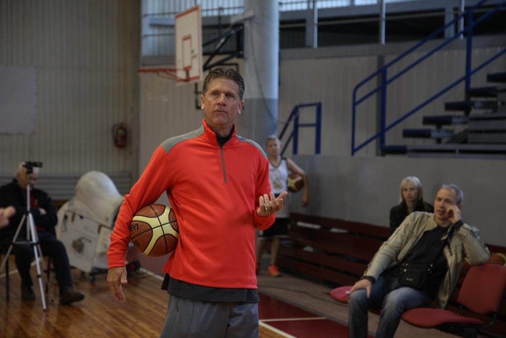Treneris no basketbola mekas