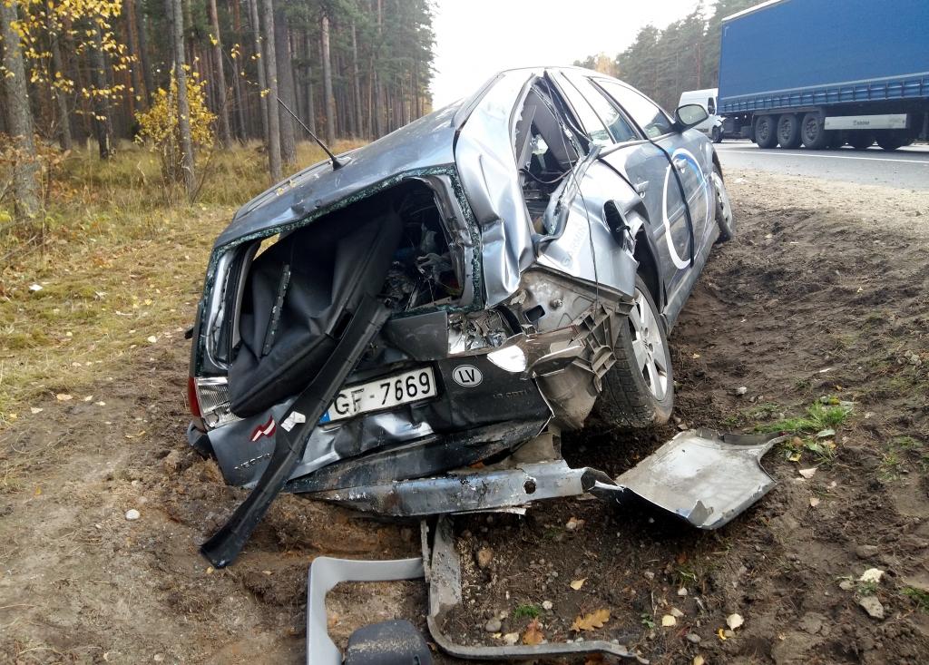Garkalnes avārijā iesaistītais kravas auto strauji pietuvojies no aizmugures, vienu bērnu iespiežot starp mašīnām
