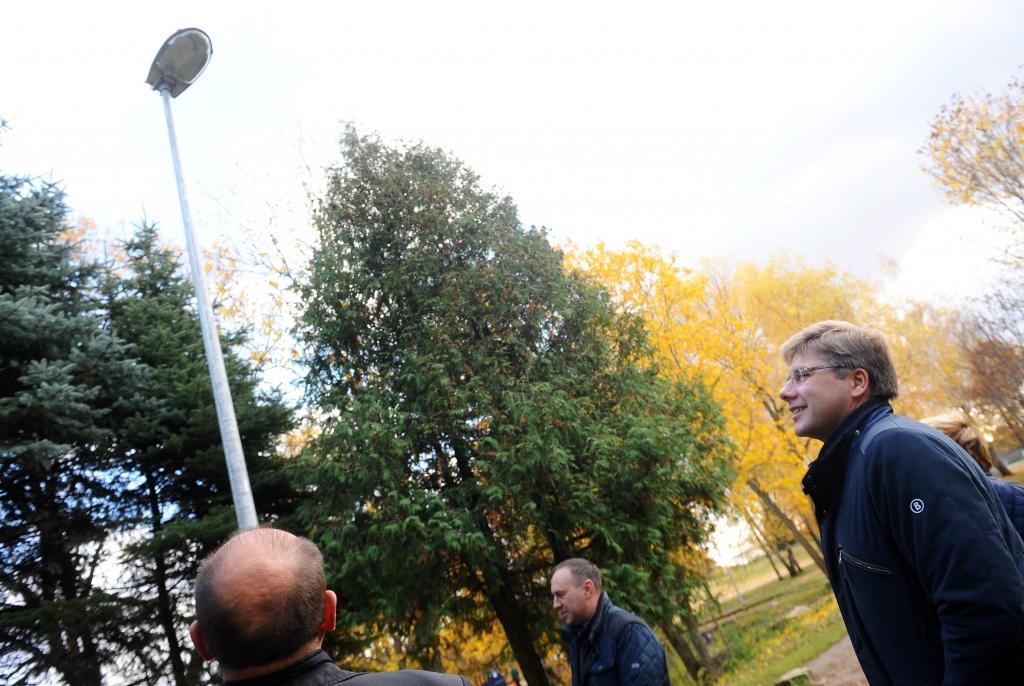 FOTO: Rīgas mērs pārbauda Dārziņos ierīkoto apgaismojumu
