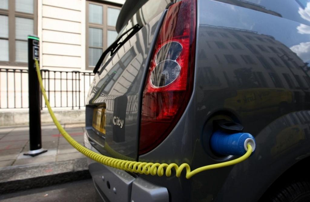 Latvijā paredzēts izveidot nacionālā līmeņa elektrouzlādes staciju tīklu