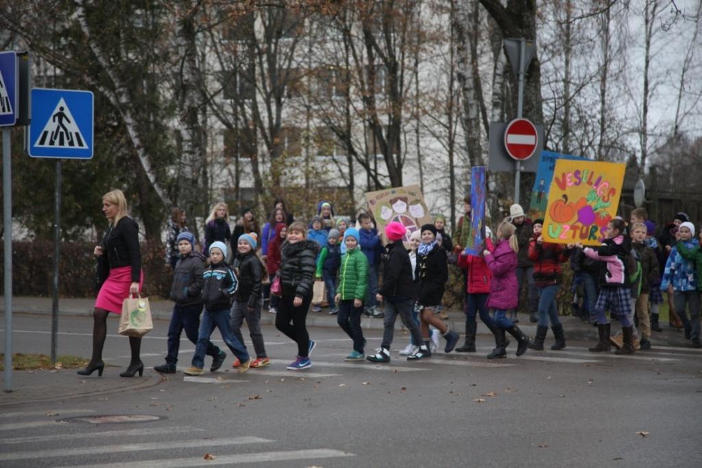 Skolēni dodas ciemos uz bērnudārzu