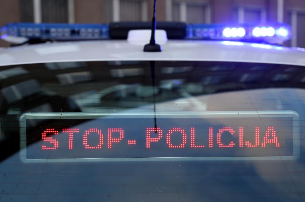 Traģisks negadījums Ēdoles centrā - vīrietis ar auto iebrauc dīķī un iet bojā
