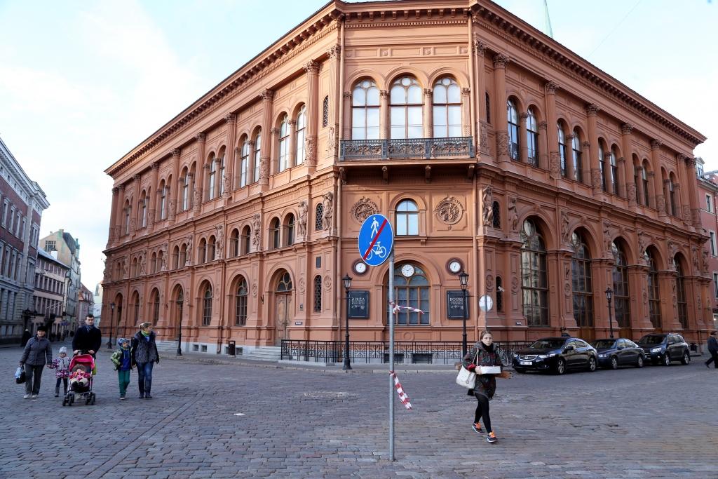Papildināta - FOTO: Doma laukumā jāizvairās ieskriet stabā