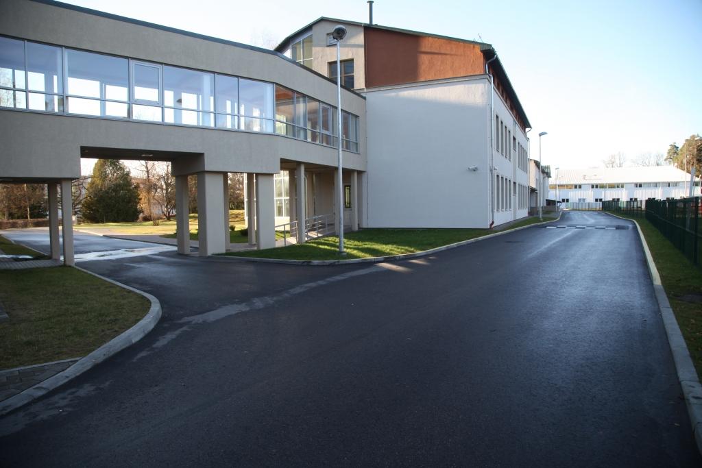 Divu skolu kopējā pagalmā grib savus noteikumus