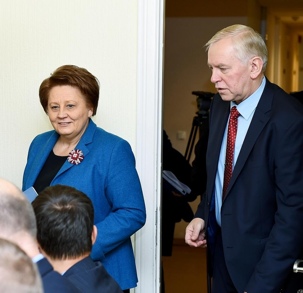Vienotība sadzird partneru šaubas