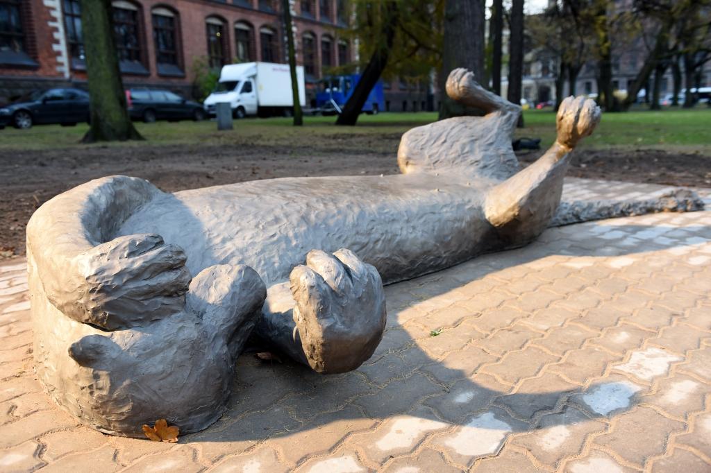 Papildināta - FOTO: Pie Mākslas akadēmijas gozējas Rīgas lauva