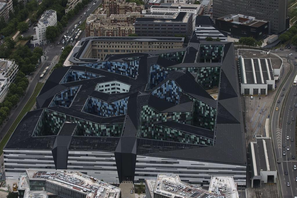 Parīzē durvis vēris 4,2 miljardus eiro vērtais «franču Pentagons»