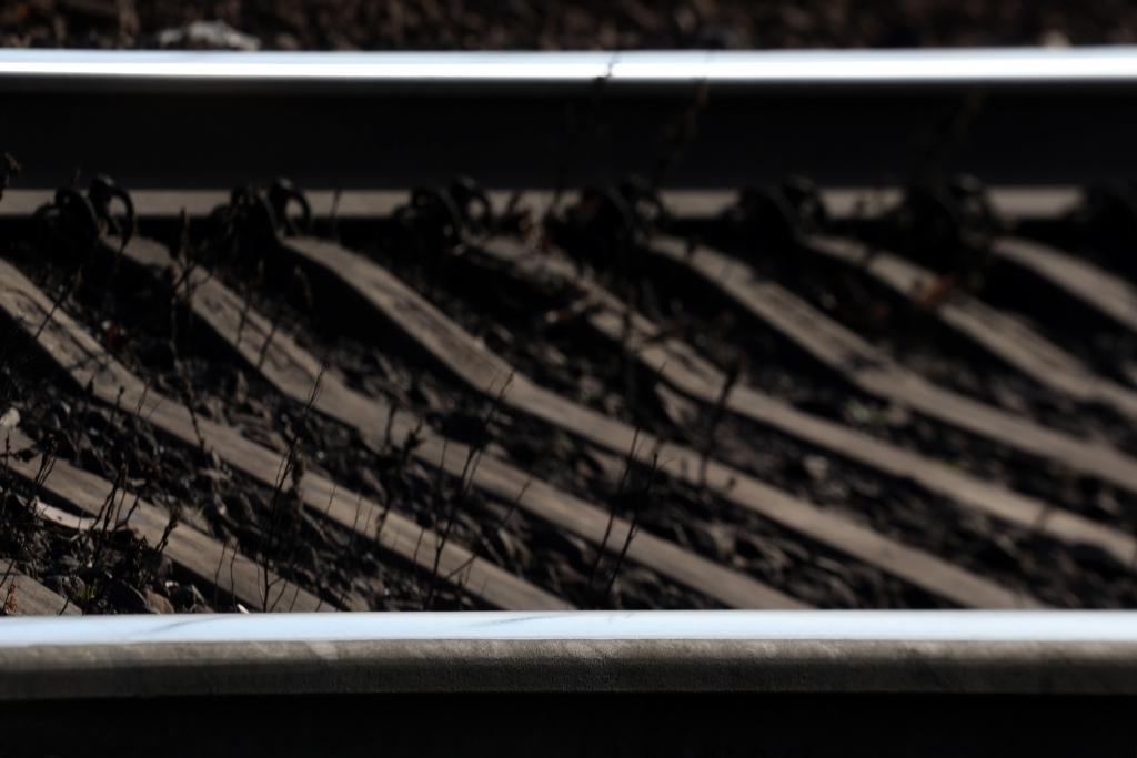 Vilciens pēc sadursmes automašīnu pa sliedēm stumj vēl 400 metrus