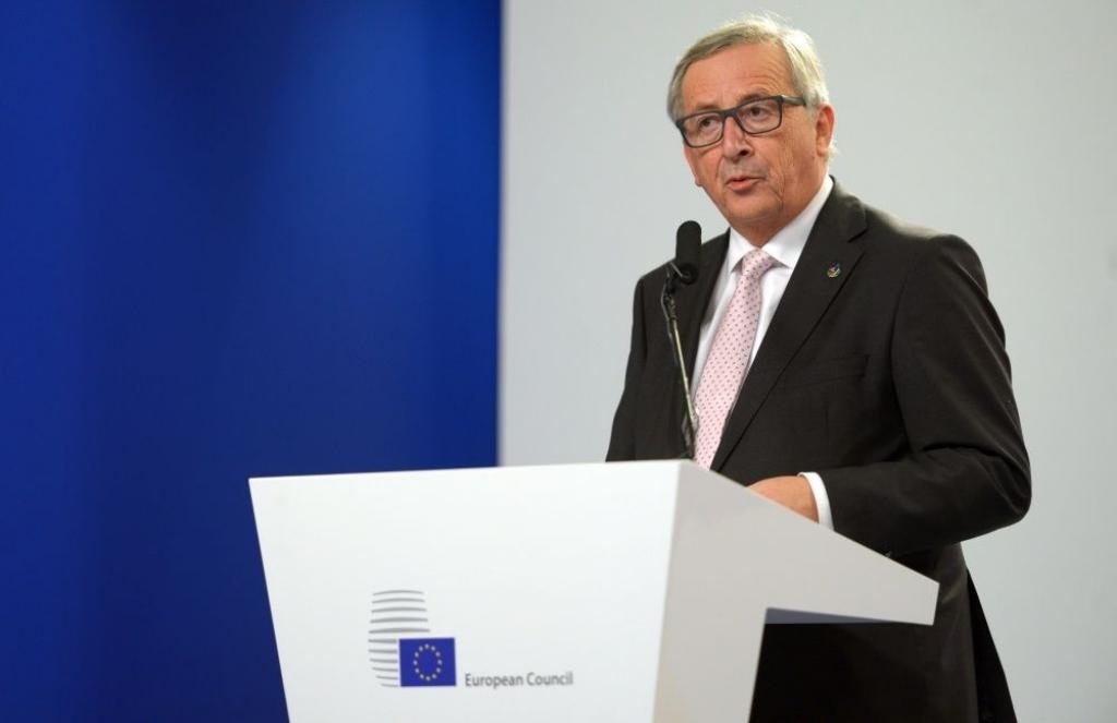 Junkers: Pēc Parīzes teroraktiem nav nepieciešams pārskatīt ES bēgļu politiku