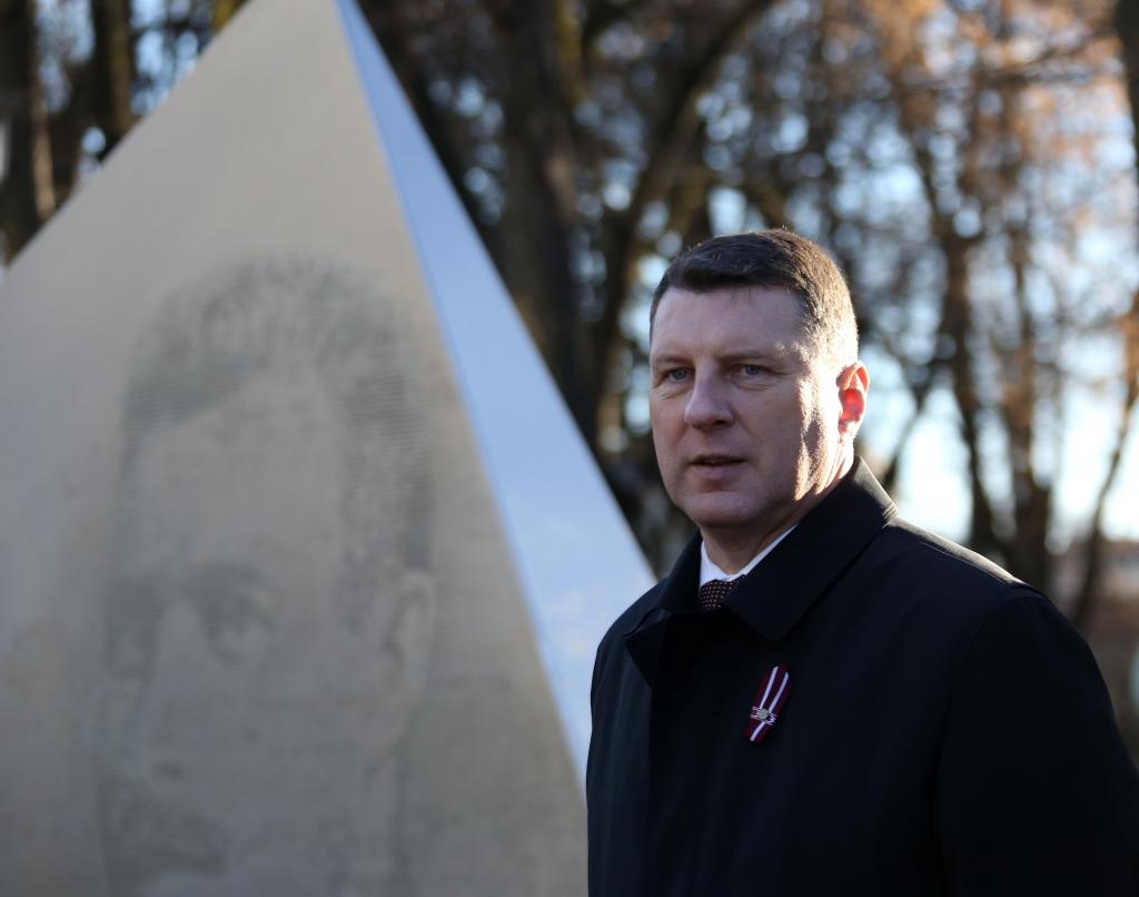 Vējonis 11.novembra krastmalā aicina būt vienotiem mīlestībā un ticībā valsts nākotnei