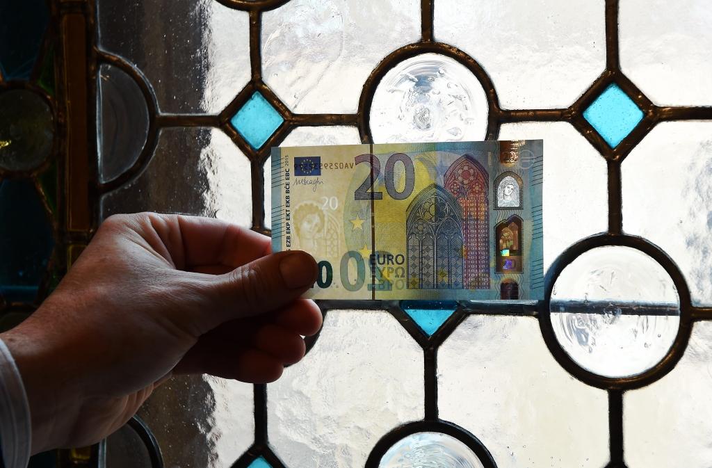 Papildināta - Uzņēmumi un bankas ir gatavi jaunās 20 eiro banknotes ieviešanai