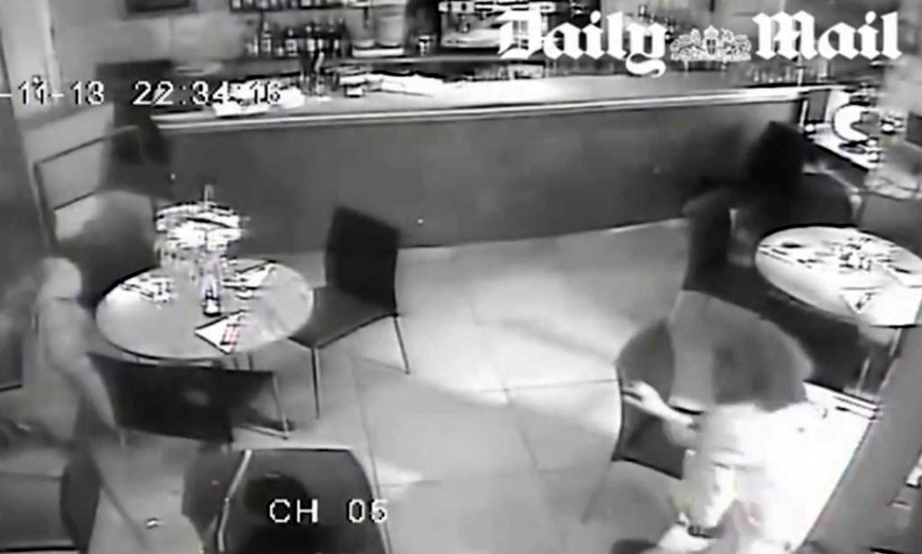 Publiskots video ar aukstasinīgo apšaudi Parīzes kafejnīcā; sievieti izglābj veiksme