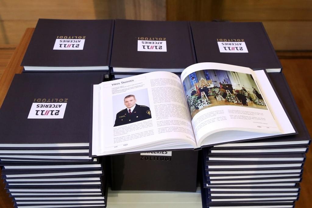 FOTO: Traģēdijas gadadienā grāmatu Atceries Zolitūdi dāvina amatpersonām un vienkāršiem cilvēkiem