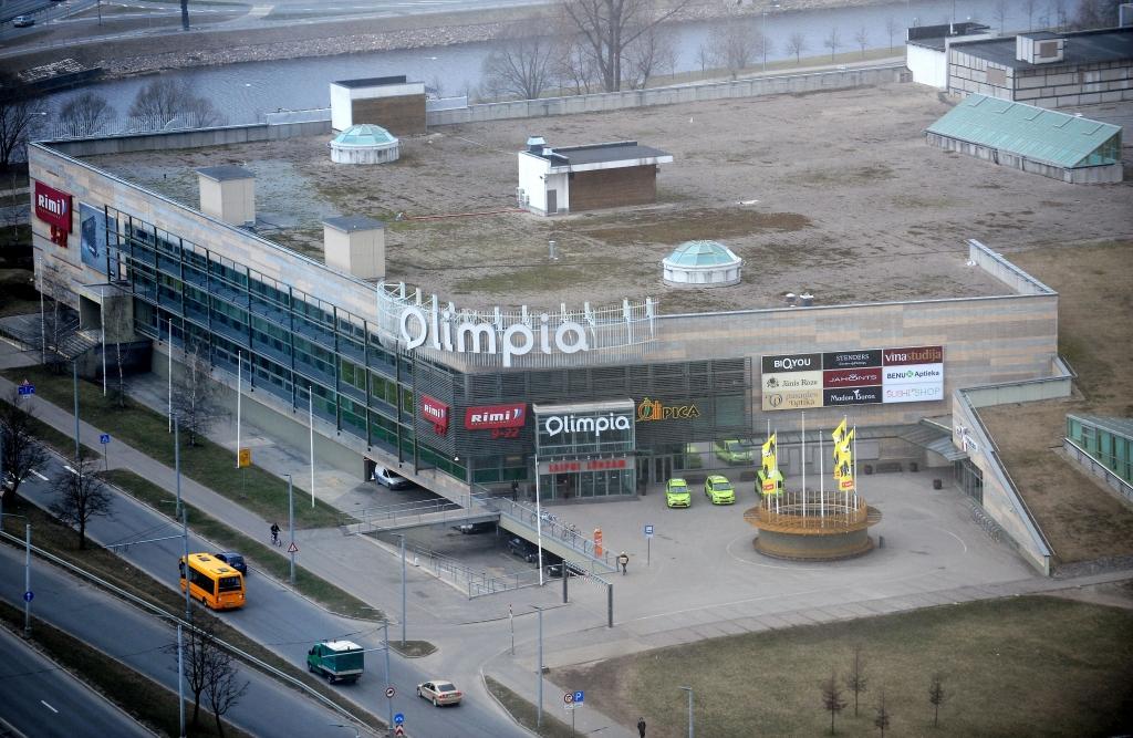 Papildināta - Iepirkšanās centrā Olimpia ievieš maksu par auto novietošanu