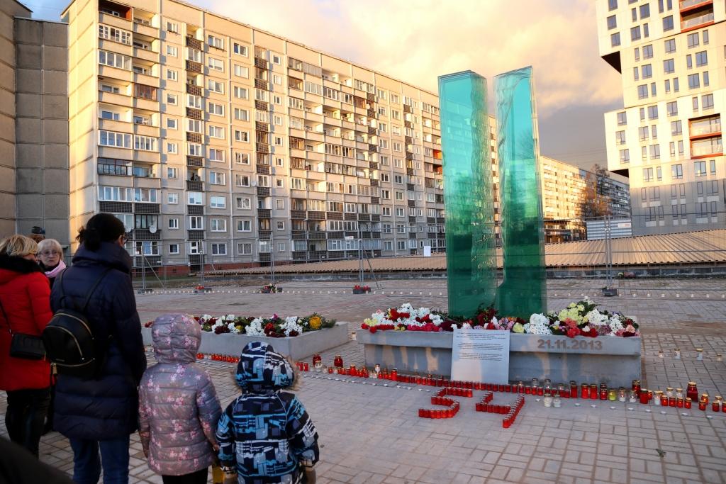 FOTO: Pagaidu memoriāls Zolitūdes traģēdijas piemiņai