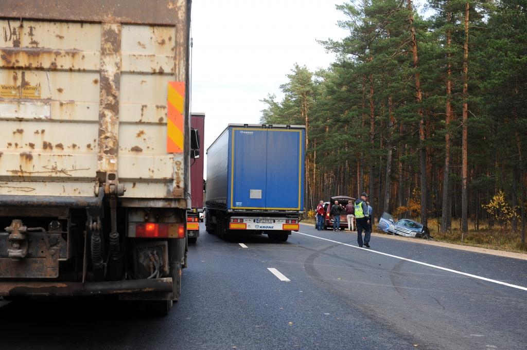 Tiesa no apcietinājuma atbrīvo Garkalnē avāriju izraisījušo kravas auto šoferi no Polijas