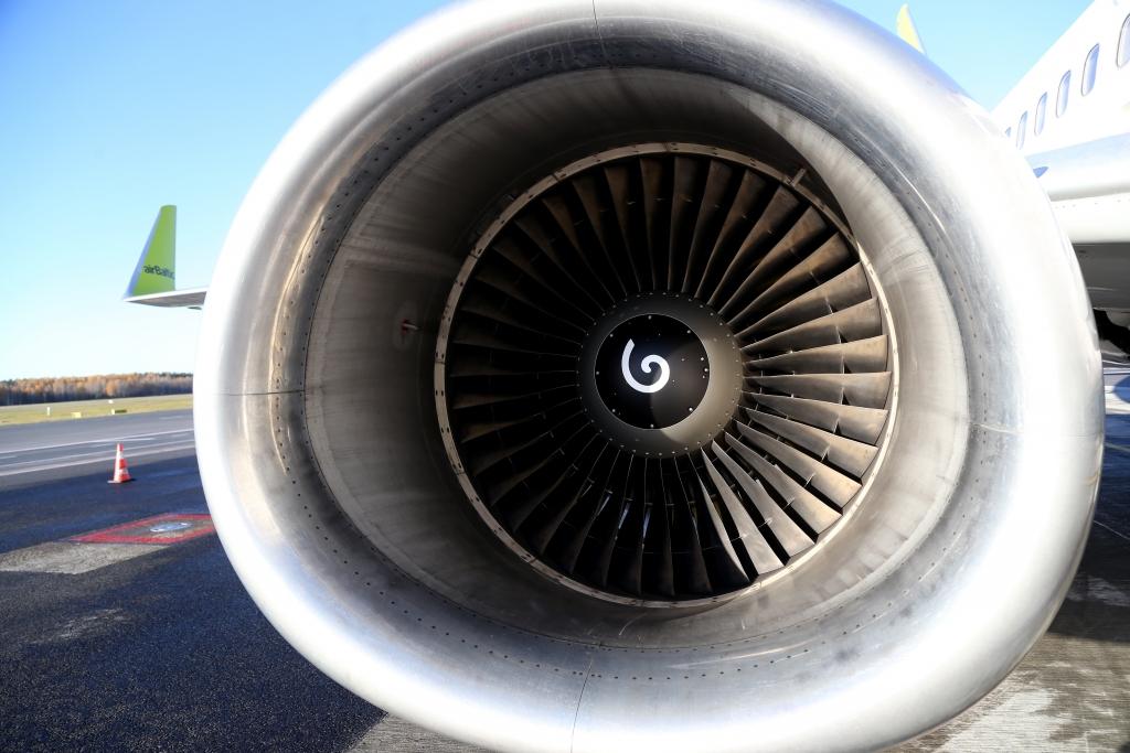 airBaltic lidmašīna iekļūst turbulencē, kuras dēļ savainojumus guvuši divi pasažieri un stjuarts