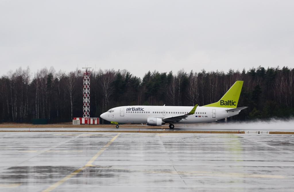 airBaltic lidmašīna iekļuvusi turbulencē; cietuši divi pasažieri un stjuarts (papildināts 15:48)