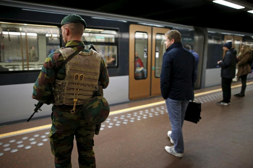 FOTO: Ar karavīru klātbūtni Briselē darbu atsāk metro un skolas